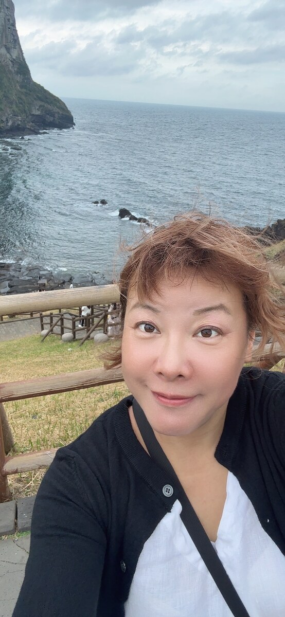 Jessie Wenjie Li beside the sea in Jeju