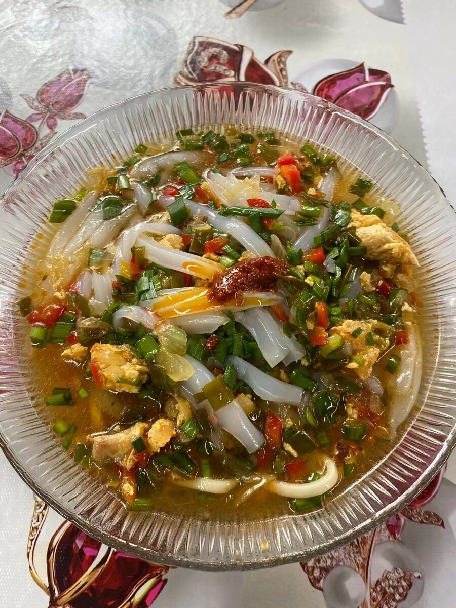 A cold-noodle meal photographed on the journey.