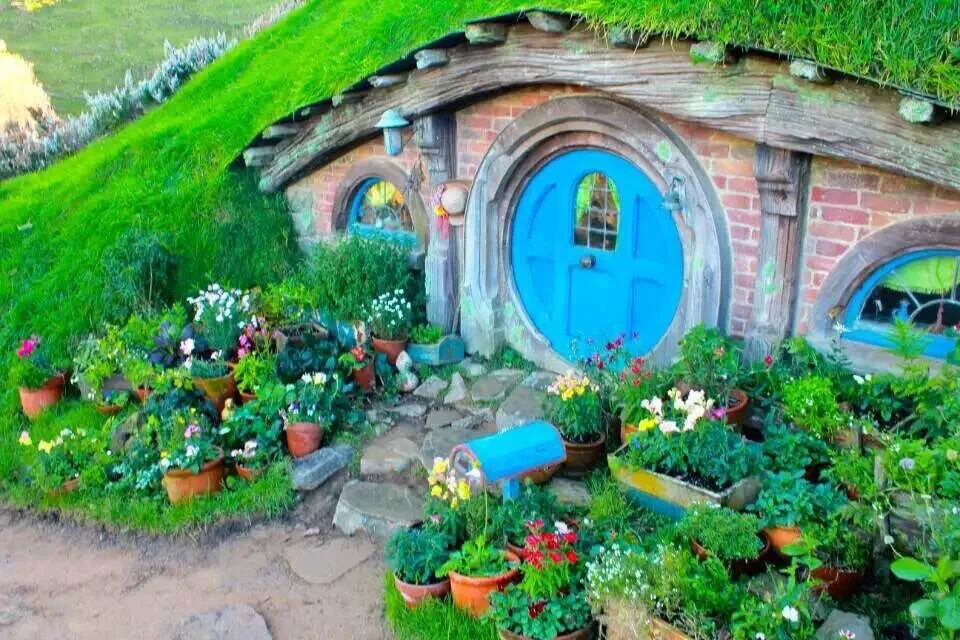 A round door and garden at Hobbiton.