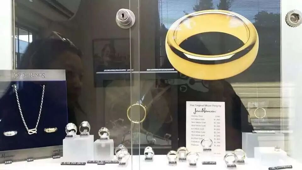 A display in the ring-maker’s shop.
