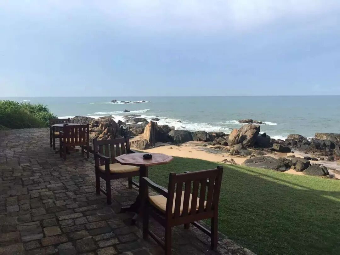 Tables facing the sea and rocks.